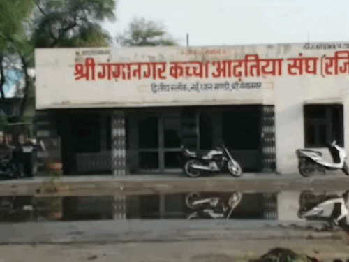 श्रीगंगानगर धान मंडी में बारिश से जलभराव:सफाई के लिए हर महीने 4.80 लाख का ठेका, गंदगी से मौसमी बीमारियां फैलने का खतरा