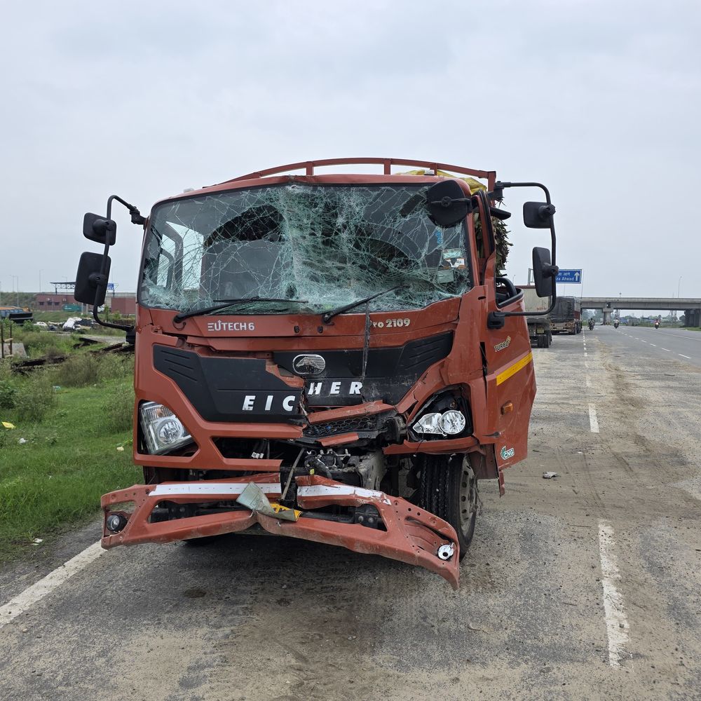 संभल में पेशाब करते पिकअप चालक को कंटेनर ने रौंदा:कौशांबी के ड्राइवर की मौत, 25 मीटर तक घसीटा, सिर-धड़ अलग हुए