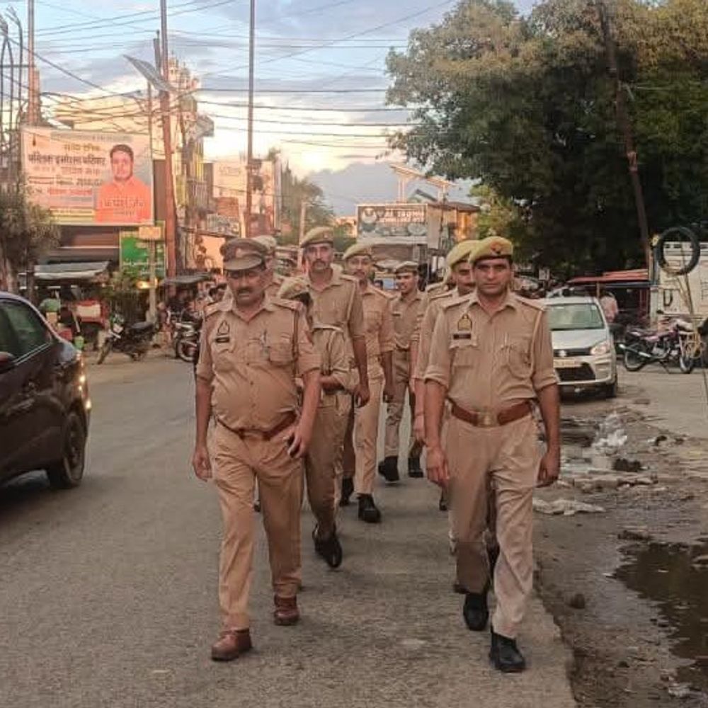 नहटौर में पुलिस की पैदल गश्त:बाजारों और संवेदनशील इलाकों में सुरक्षा व्यवस्था का लिया जायजा