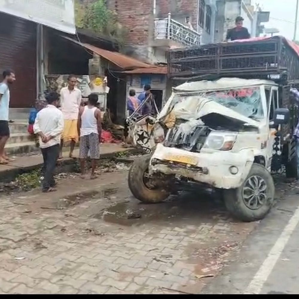महराजगंज में पिकअप भिड़ी:दो युवक घायल, गैस कटर से वाहन काटकर निकाला बाहर; सीएचसी में भर्ती