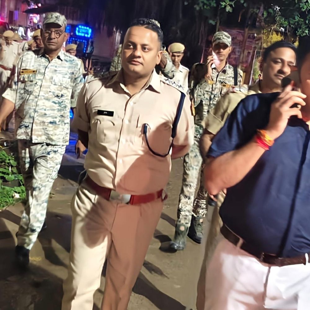 नीमराना में चुनाव से पहले पुलिस ने फ्लैग मार्च निकाला:संवेदनशील इलाकों में बढ़ाई निगरानी, आचार संहिता का पालन करने के निर्देश दिए