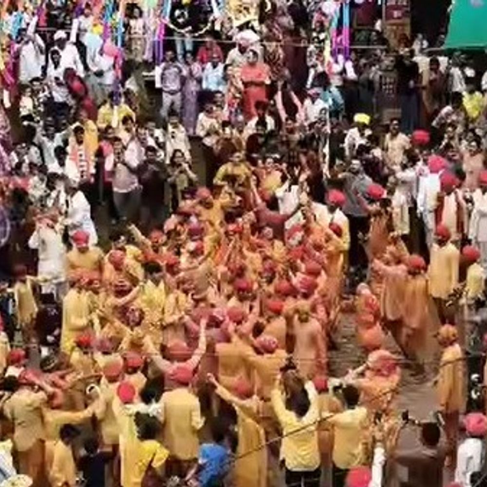 चारभुजानाथ के दरबार में नंदोत्सव, केसरिया रंग छिड़का:दही-केसर से किया तैयार; मटकी फूटते ही चौक में गूंजे जयकारे