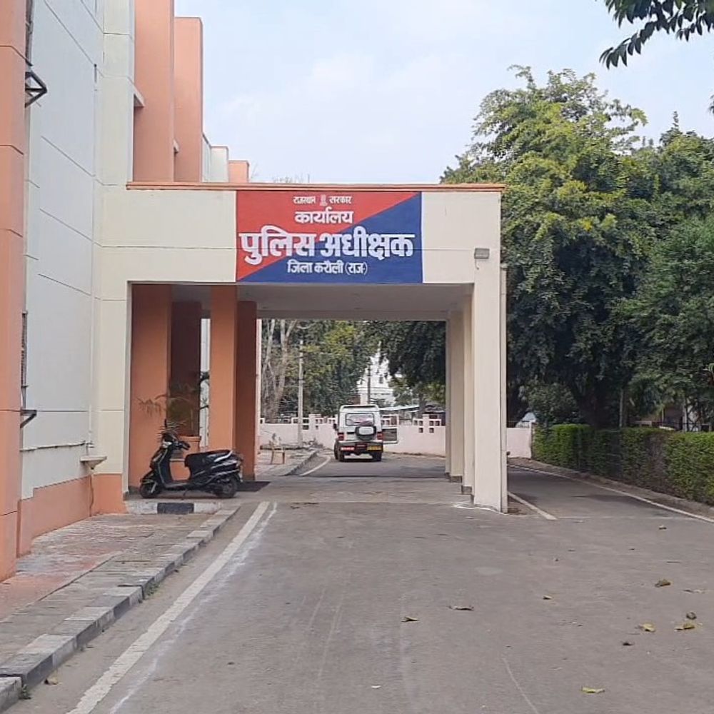 करौली में 14.75 ग्राम स्मैक के साथ 2 तस्कर गिरफ्तार:डीएसटी और कैलादेवी पुलिस की संयुक्त कार्रवाई, बाइक और 2 मोबाइल जब्त