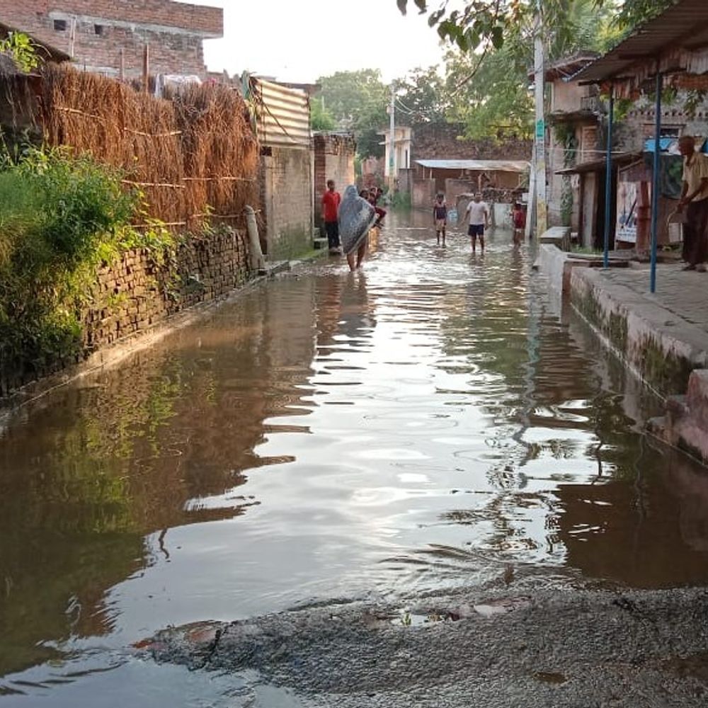 गाजीपुर में गंगा का जलस्तर घटा:खतरे के निशान से 52 सेंटीमीटर ऊपर, 1 सेमी प्रति घंटे की रफ्तार से उतर रहा पानी
