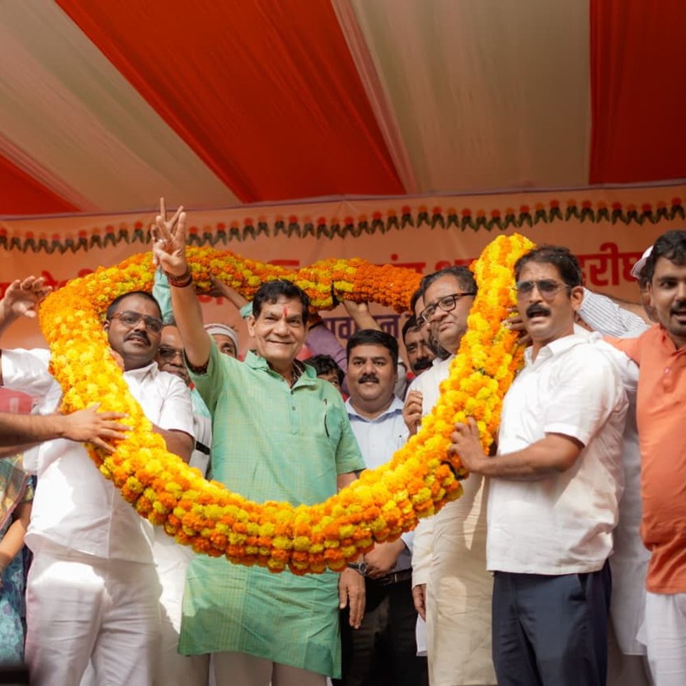 ऊर्जा मंत्री एके शर्मा ने 70 शिक्षकों को किया सम्मानित:शिक्षक दिवस पर मऊ में 57 सेवानिवृत्त और 13 उत्कृष्ट शिक्षकों का सम्मान
