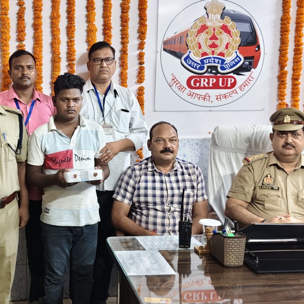 गोरखपुर से प्रयागराज तक रेलखंड में चोरी करने वाला शातिर:मिर्जापुर में दो मुकदमे दर्ज, प्रयागराज GRP ने पकड़ा, मोबाइल भी बरामद