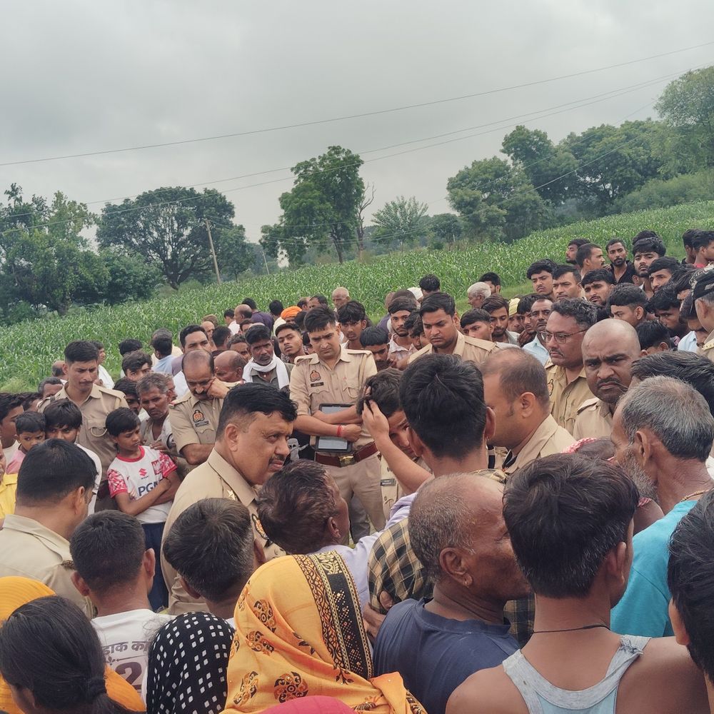 औरैया के अजीतमल में खेत में मिला युवक का शव:परिजनों ने जताई हत्या की आशंका, इलाके में फैली सनसनी; पुलिस जांच में जुटी