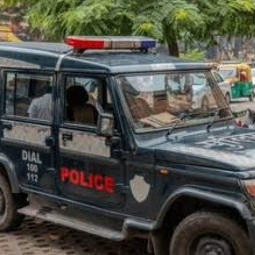 भदोही में आत्महत्या करने जा रही महिला को बचाया:राहगीर ने 112 पर कॉल कर दी सूचना, ट्रेन आने से पहले पुलिसकर्मियों ने पकड़ा