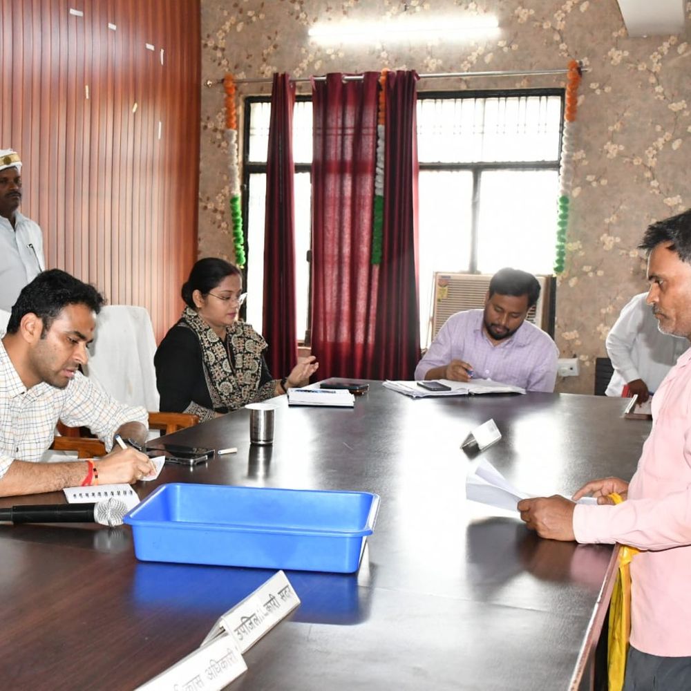 देवरिया समाधान दिवस में 13 कानूनगो गैरहाजिर:डीएम ने एक दिन का वेतन काटने के दिए निर्देश, 42 शिकायतों में 9 का मौके पर निस्तारण
