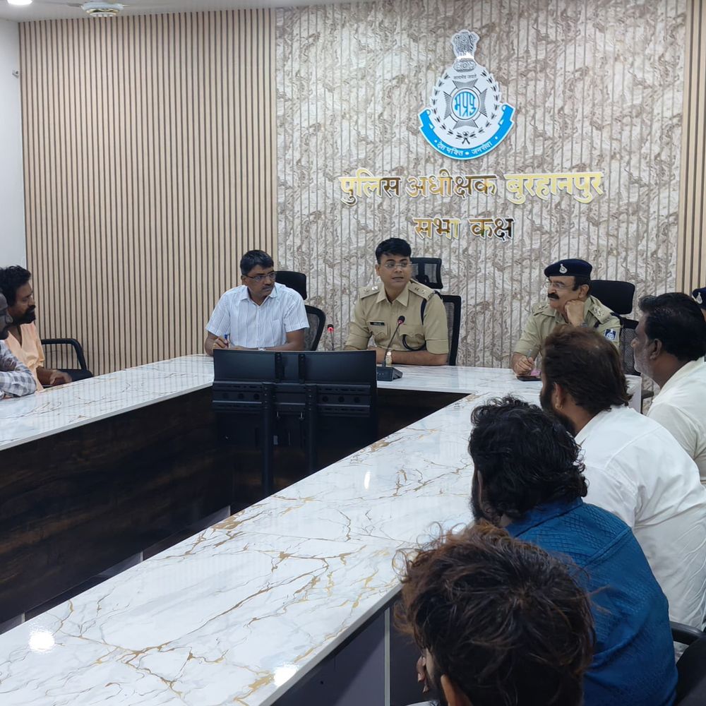 गोगा नवमी छड़ी महोत्सव को लेकर पुलिस की बैठक:वाल्मीकि समाज के लोग भी शामिल हुए; जुलूस, ट्रैफिक और सुरक्षा पर चर्चा