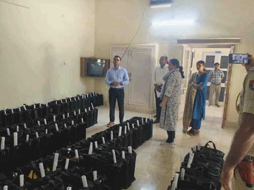 जिला निर्वाचन अधिकारी ने किया मतदान सामग्री का निरीक्षण:नगरीय निकाय चुनाव 2026 की तैयारी, कानून व्यवस्था बनाए रखने चर्चा