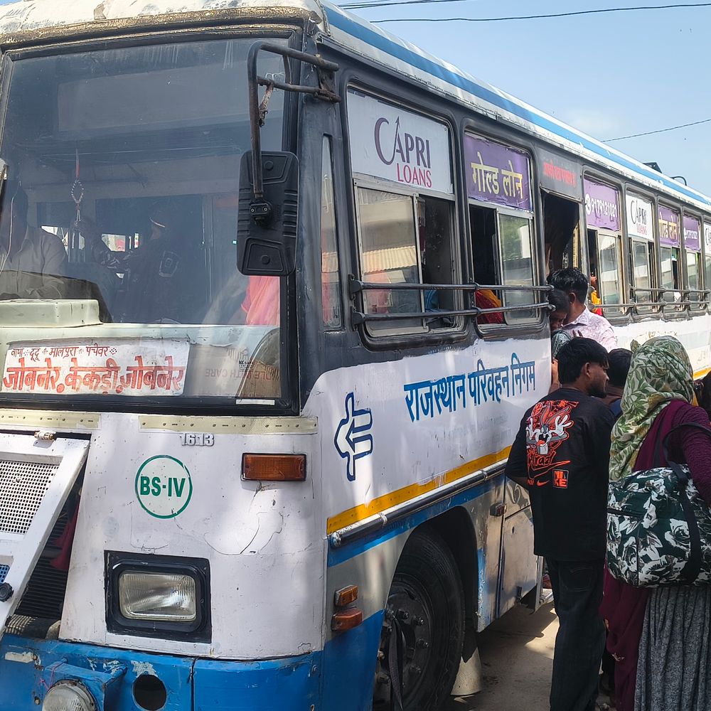रोडवेज बसों की कमी से बेबस यात्री, निजी वाहनों में दोगुना किराया देने को मजबूर