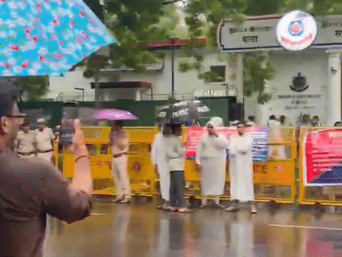 स्वतंत्र भारद्वाज को हिरासत में लिए जाने का विरोध:संसद मार्ग थाने के बाहर हिंदू संगठनों का प्रदर्शन; CJP के धरने के बाद पुलिस ने पकड़ा था