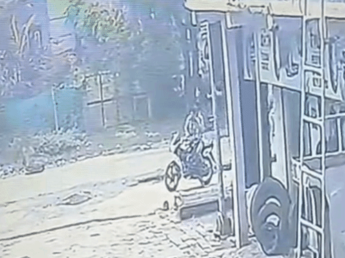 CNG नहीं मिली तो पेट्रोल पंप कर्मचारी पर चलाई गोली:VIDEO, एक्सपायर्ड किट बताकर कर्मचारी ने देने से किया था मना, बाइक सवार आरोपी सहित फरार