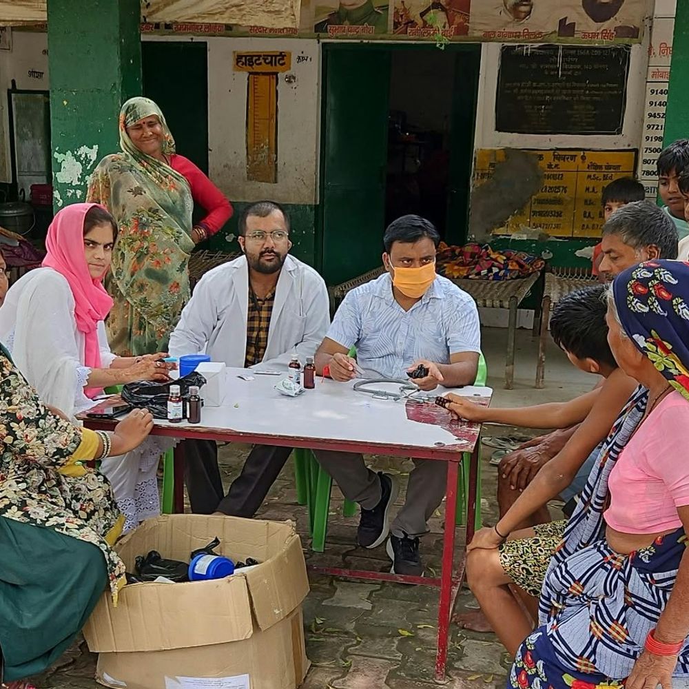 लखीमपुर खीरी में स्वास्थ्य शिविर:कटान प्रभावित ग्रामीणों की जांच कर दवा बांटी, कहा- मच्छरदानी का उपयोग करें