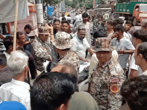 आगरा नगर निगम ने बल्केश्वर में चलाया अतिक्रमण पर डंडा:सामान हटवाकर फुटपाथ कराया खाली, जुर्माना भी वसूला