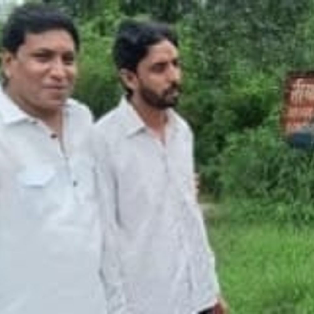 बुलंदशहर में जिलाबदर बदमाशों की फूल-माला से विदाई:3 और 6 महीने के लिए किया था जिला बदर; पुलिस कार्रवाई पर उठे सवाल