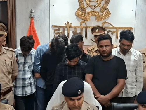 झांसी में सरकारी नौकरी दिलाने के बहाने 59 को ठगा:राजस्थान-बिहार की गैंग ऑफिस खोलकर फेक इंटरव्यू करते थे, 8 आरोपी गिरफ्तार