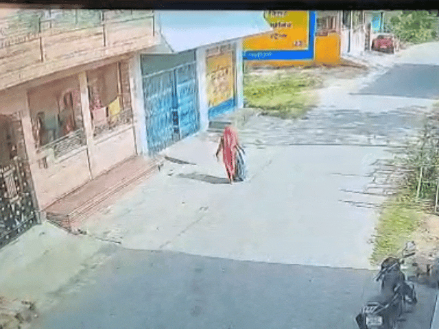पता पूछने के बहाने बुजुर्ग महिला का सोने का फूल:बाइक पर सवार होकर आए थे तीन युवक, पड़ोसी के CCTV में कैद हुई वारदात