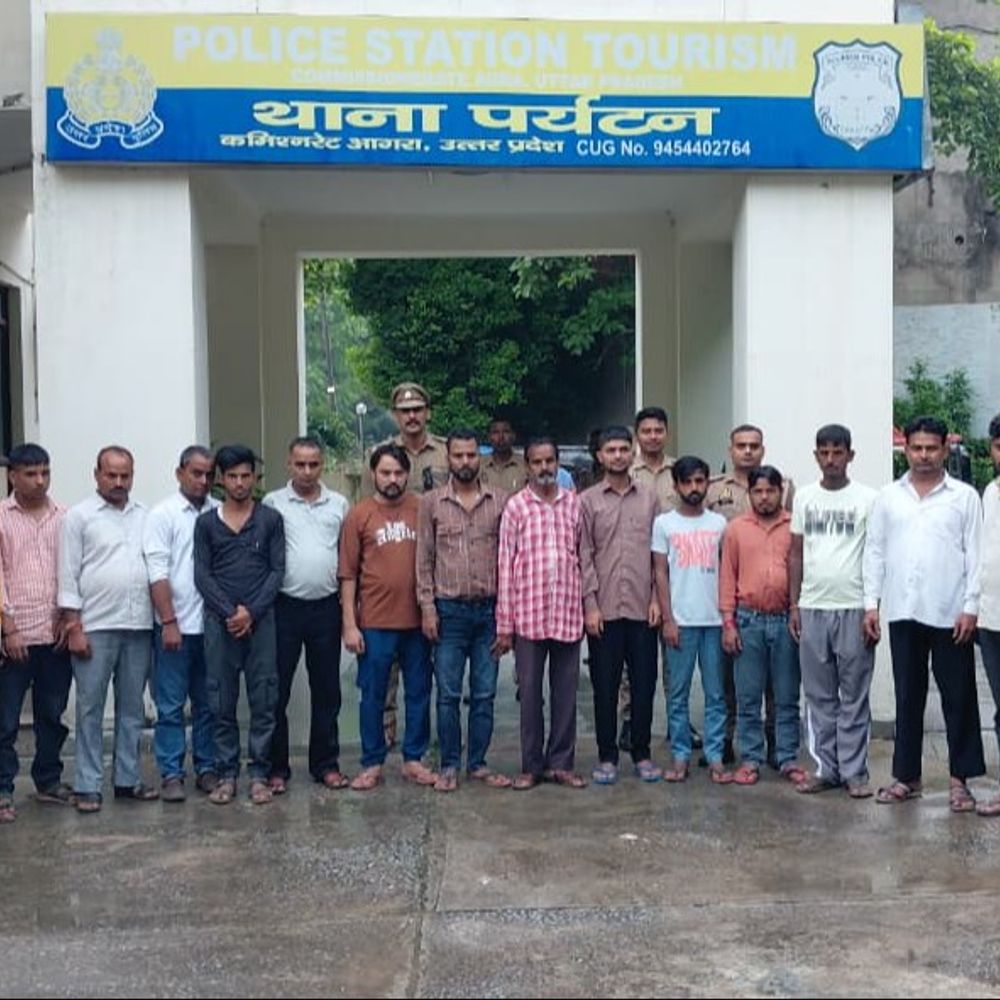 ताजमहल से 17 लपके और अवैध गाइड गिरफ्तार:पर्यटकों को झांसे में लेकर करते थे ठगी, पर्यटन पुलिस ने चलाया विशेष अभियान