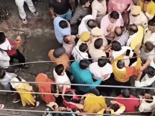 भाजपा के बागी का स्कूल सीज करने पहुंची निगम टीम:समर्थकों के हंगामे के बाद लौटी, आरोप- नाम वापस नहीं लेने पर बनाया था दबाव