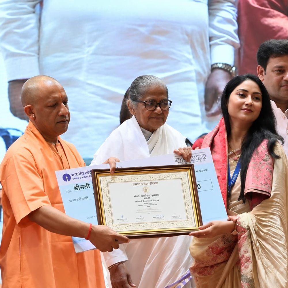 रामपुर की शिक्षिका को मिला राज्य पुरस्कार:मुख्यमंत्री ने सम्मानित किया, विद्यालय में नामांकन 72 से बढ़ाकर 165 पहुंचाया
