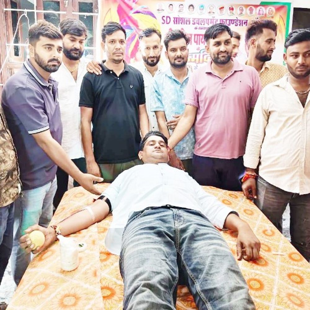 पायलट के जन्मदिन पर युवाओं ने 61 यूनिट रक्तदान किया:हेलमेट वितरित कर सड़क सुरक्षा का संदेश दिया