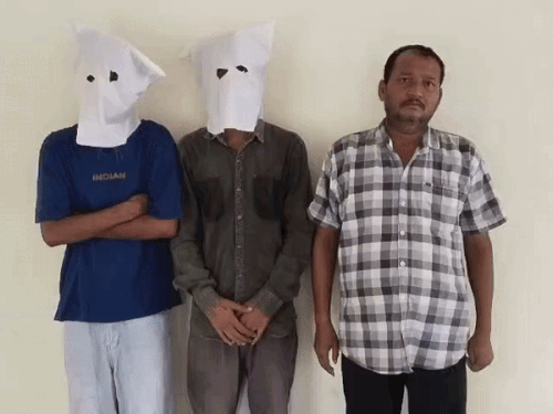 महिलाओं को बातों में फंसाकर जेवर ठगते थे, 3 गिरफ्तार:दिल्ली-उत्तरप्रदेश तक गैंग का नेटवर्क; झूमर-मंगलसूत्र उतरवाकर भाग जाते थे