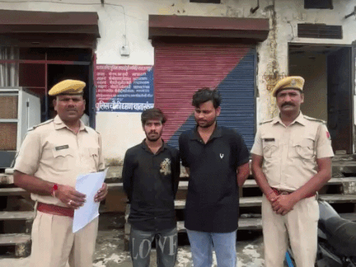 झूलती चट्टान पर रील बनाने वाले 2 युवक गिरफ्तार:एक हजार फीट ऊंची पहाड़ी पर जान जोखिम में डालकर बनाया था वीडियो