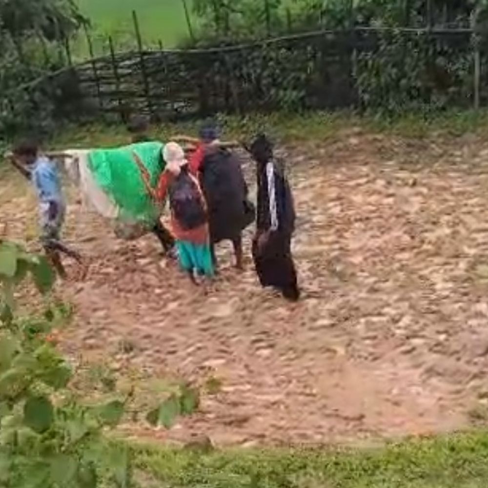 बीमार नवविवाहिता को डोली में लेकर 6 किलोमीटर चला परिवार:छिंदवाड़ा में तीन उफनती नदियां पारकर पहुंचाया अस्पताल, सड़क नहीं होने से नहीं पहुंची एंबुलेंस