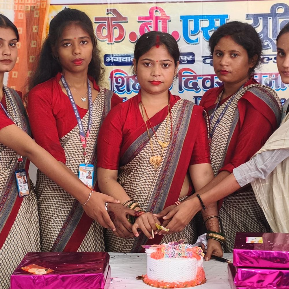 गोरखपुर में शिक्षकों का हुआ सम्मान:प्रधानाचार्या बोलीं- शिक्षक बच्चों के भविष्य की मजबूत नींव रखते हैं
