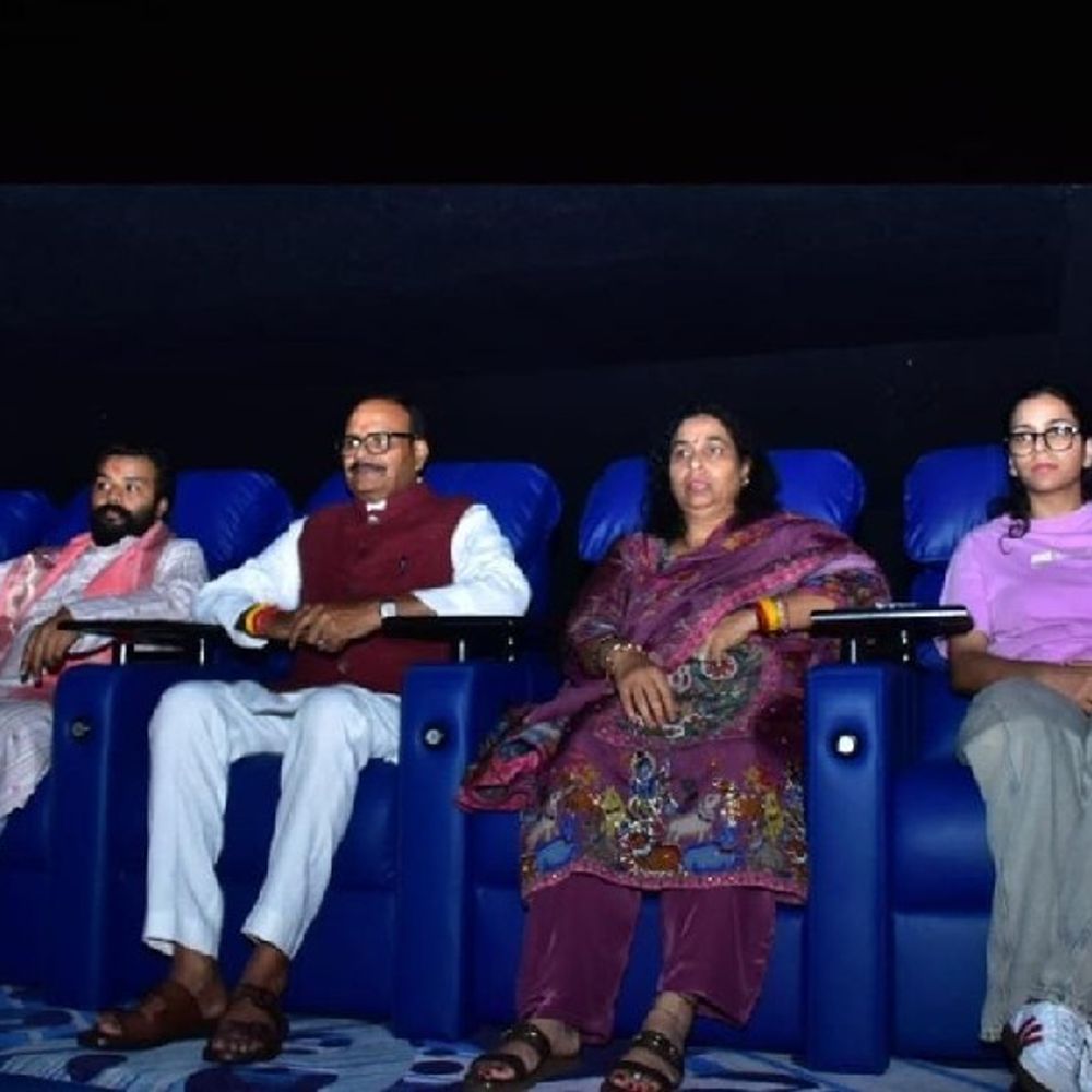 डिप्टी सीएम ने परिवार के साथ देखी फिल्म हनुमान अंश:बोले- बाबा नीब करौरी के सेवा, भक्ति के संदेश को लोगों तक पहुंचाने की अच्छी कोशिश