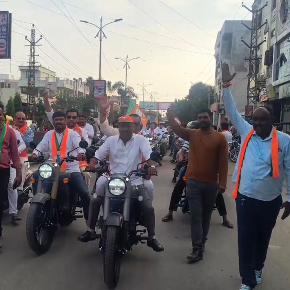 डूंगरपुर में भाजयुमो ने बाइक रैली से दिखाई चुनावी ताकत:40 वार्डों में घूमकर भाजपा प्रत्याशियों के लिए मांगे वोट, कांग्रेस का घर-घर प्रचार