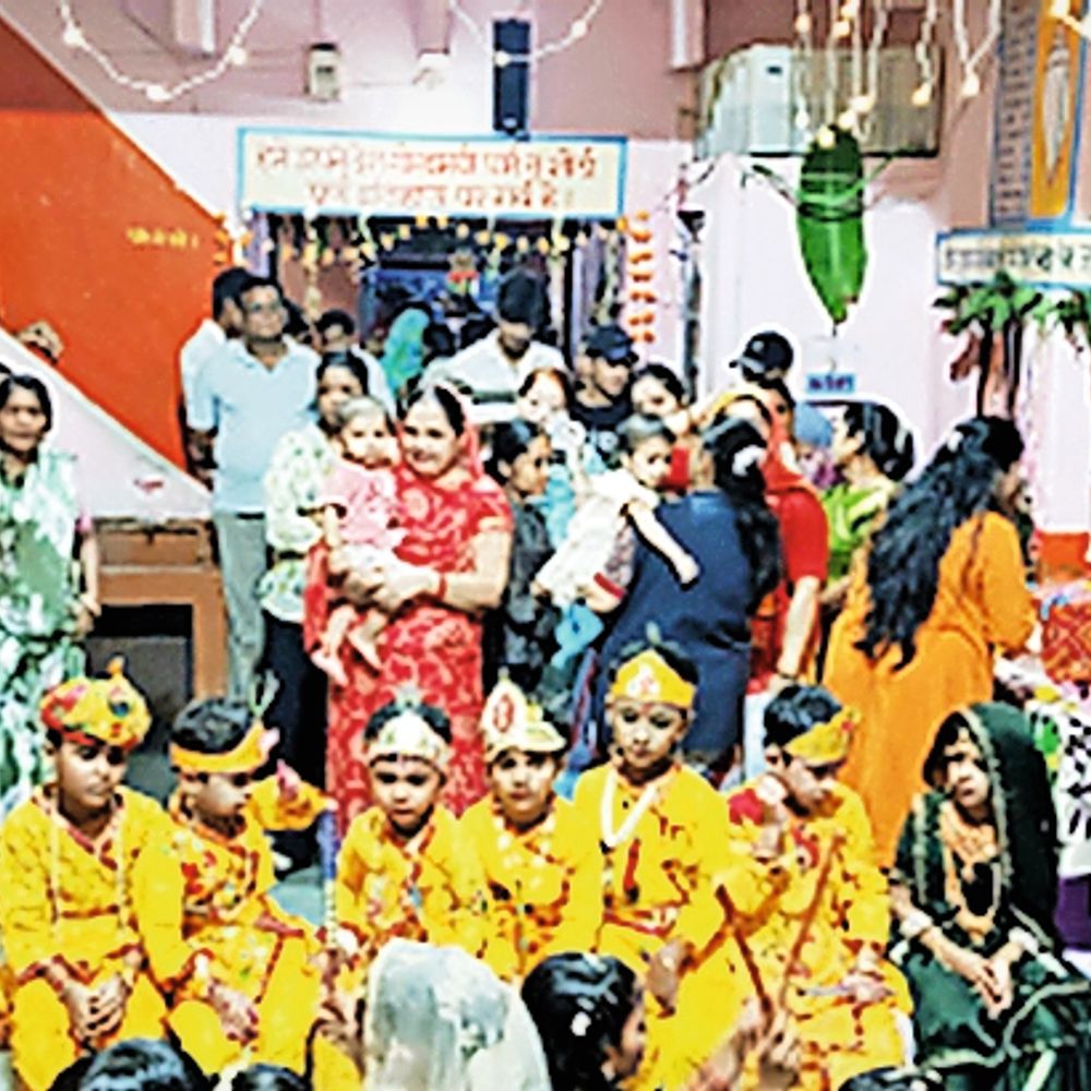 जन्माष्टमी पर सजाई सजीव झांकियां, डांडिया पर थिरके श्रद्धालु