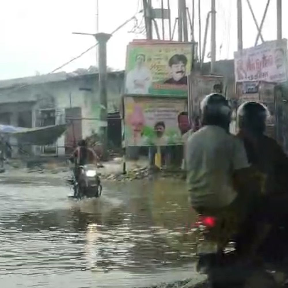 बागपत में 4 घंटे से रुक-रुककर बारिश, इलाकों में जलभराव:अंधेरा छाने से हेडलाइट जलाकर निकले वाहन चालक, हिंडन का जलस्तर बढ़ने से 800 बीघा फसल डूबी