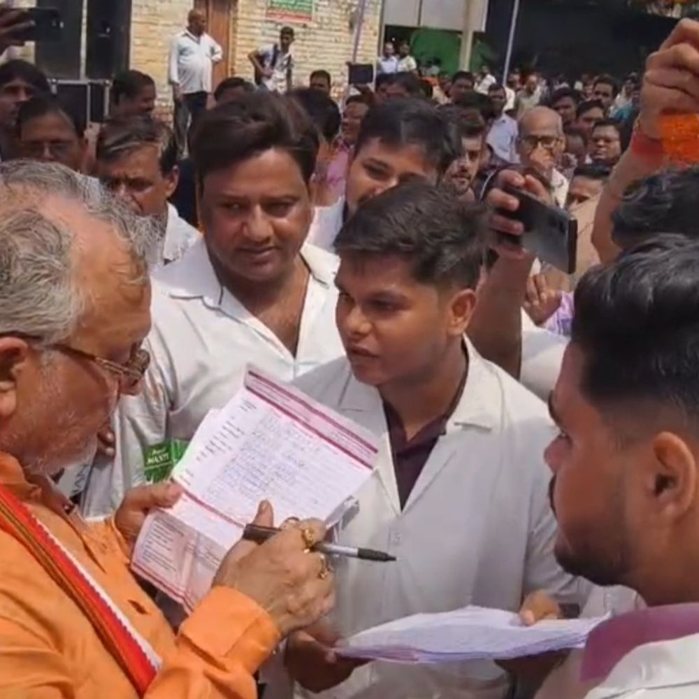 नर्सिंग छात्रों ने मांगा मासिक भत्ता:शाहजहांपुर में वित्त मंत्री को ज्ञापन सौंपा, इंटर्नशिप स्टाइपेंड लागू करने की मांग