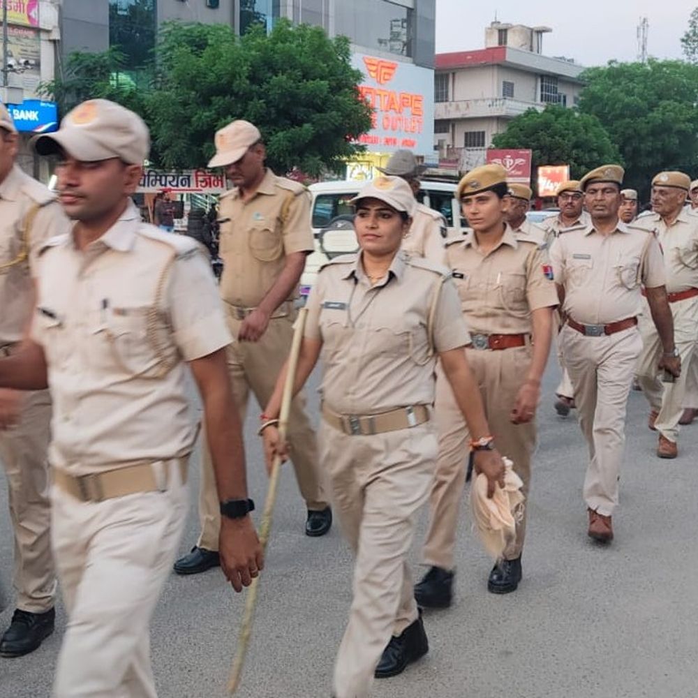 महवा पुलिस ने निकाय चुनाव से पहले निकाला फ्लैग मार्च:शांतिपूर्ण और भयमुक्त मतदान की अपील, शहर के मुख्य रास्तों से गुजरा