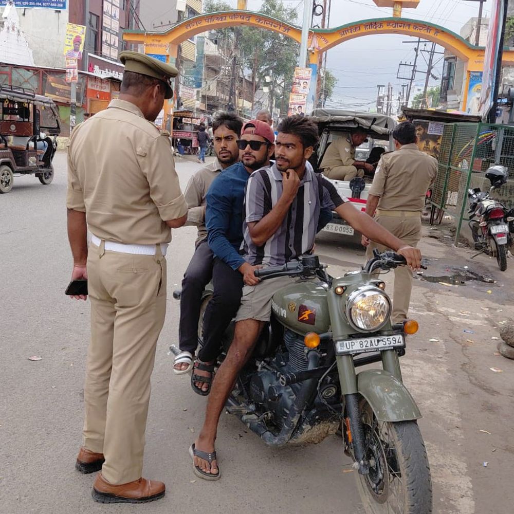 कासगंज में यातायात पुलिस ने 213 वाहन चालकों का चालान:दो दिवसीय चेकिंग अभियान में 5.65 लाख रुपये का जुर्माना वसूला