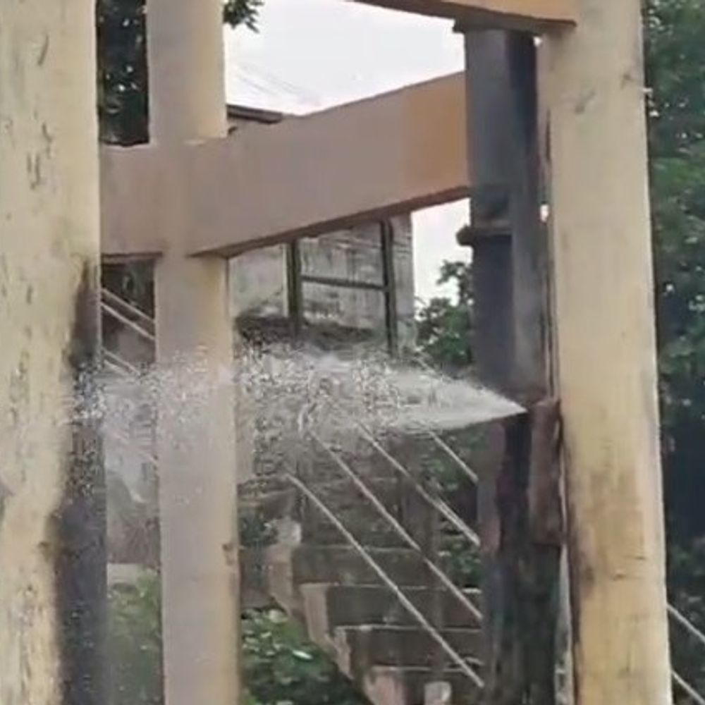 पानी की टंकी की पाइपलाइन से हजारों लीटर पानी बर्बाद:एटा में फव्वारे की तरह बहता रहा, सूचना मिलते ही पालिका कर्मी मौके पर पहुंचे