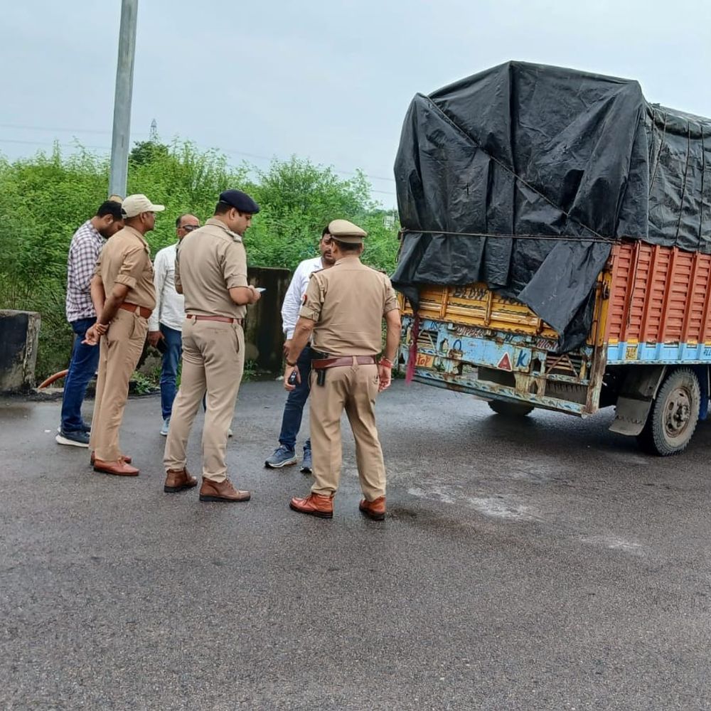 कोडीनयुक्त सिरप मामले में आरोपियों के मेडिकल स्टोरों पर छापा:5 दवाओं के नमूने लिए, रिकॉर्ड की जांच; मुख्य आरोपी प्रियांशु गुप्ता को नोटिस