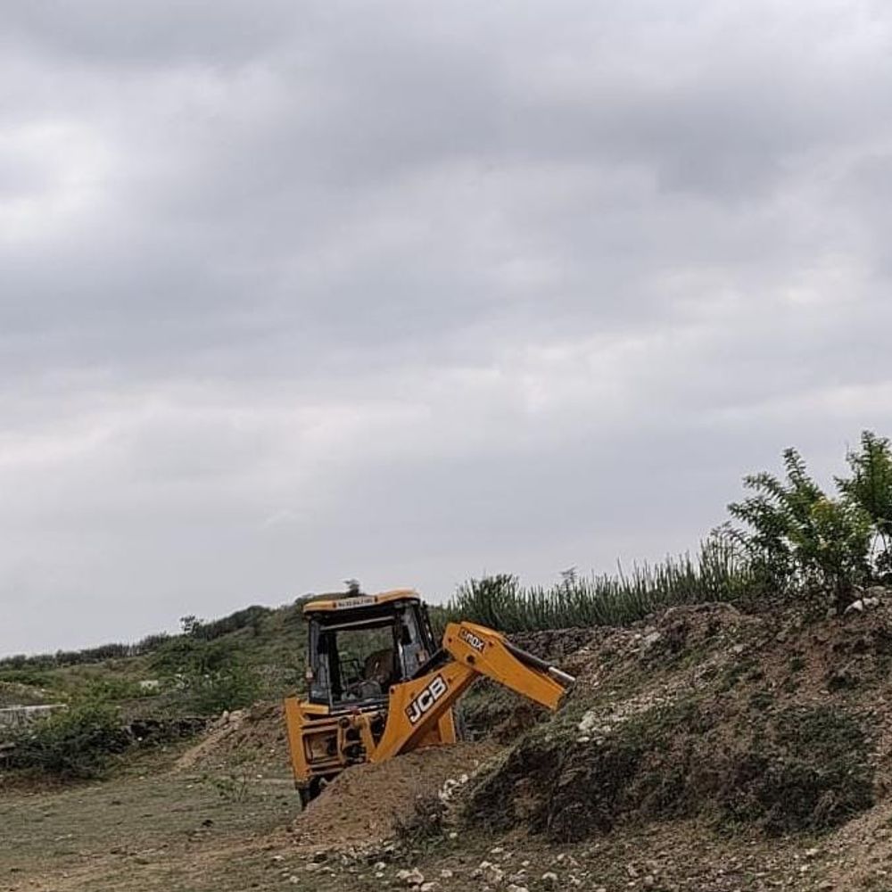 चावंड में सरकारी जमीन पर अवैध खनन, जेसीबी जब्त:वैध डॉक्यूमेंट्स नहीं दिखा सका मालिक, सराड़ा प्रशासन ने की कार्रवाई