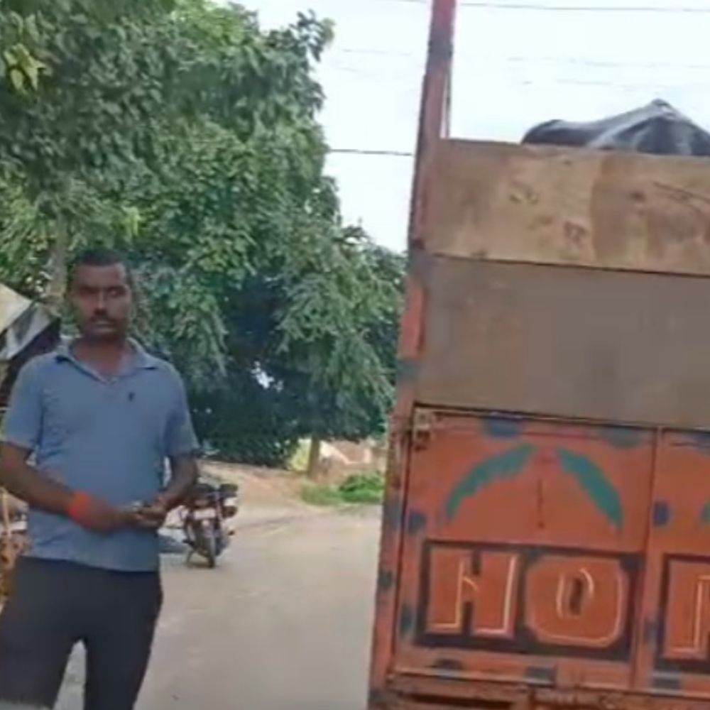 भैंस लदी पिकअप से पैसे लेते कांस्टेबल का VIDEO:गाजीपुर पुलिस ने किया लाइन हाजिर, भ्रष्टाचार निवारण अधिनियम के तहत FIR