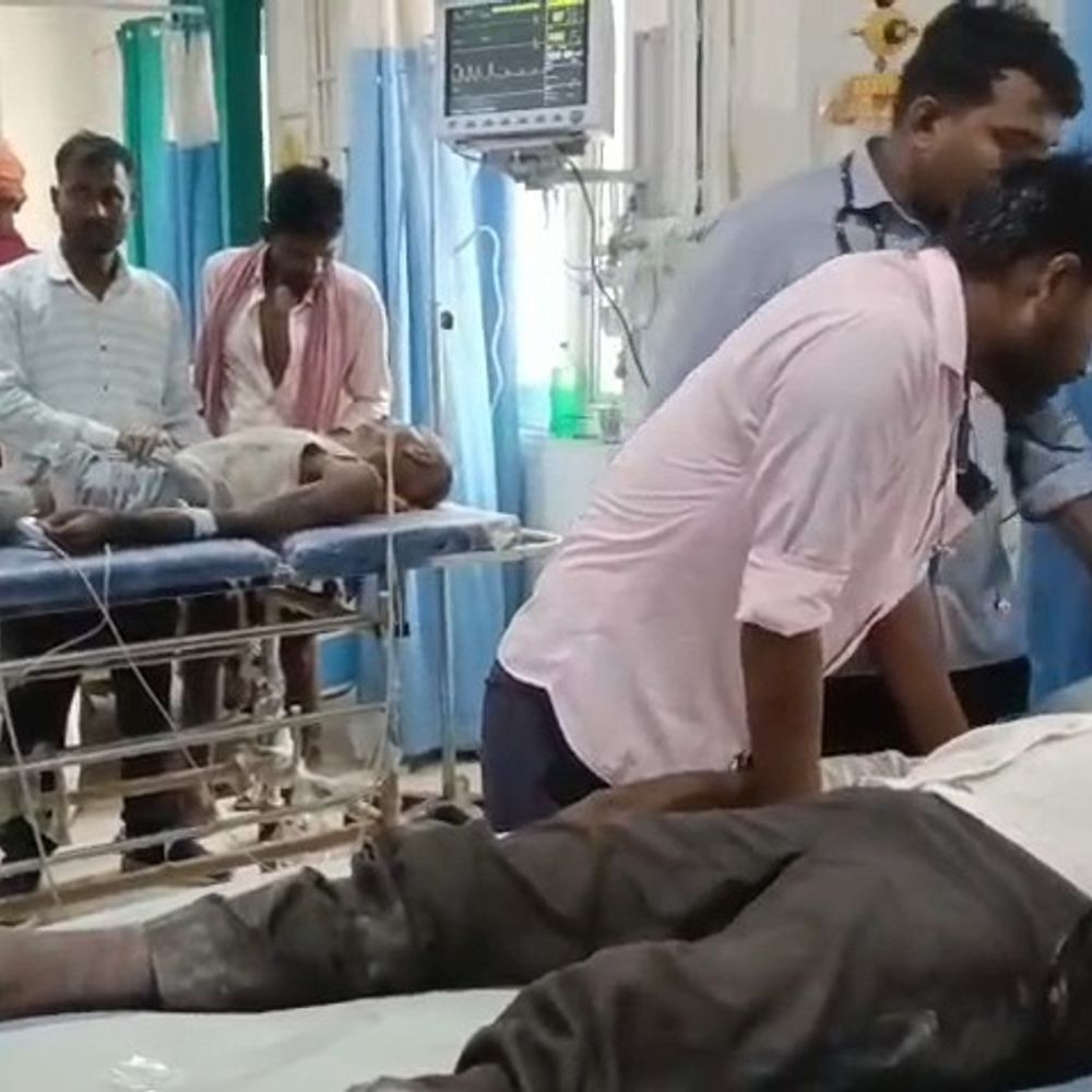 हाई टेंशन तार की चपेट में आने से मौत:चंदौली में हैंडपंप की मरम्मत के दौरान हुआ हादसा, 3 मजदूर घायल