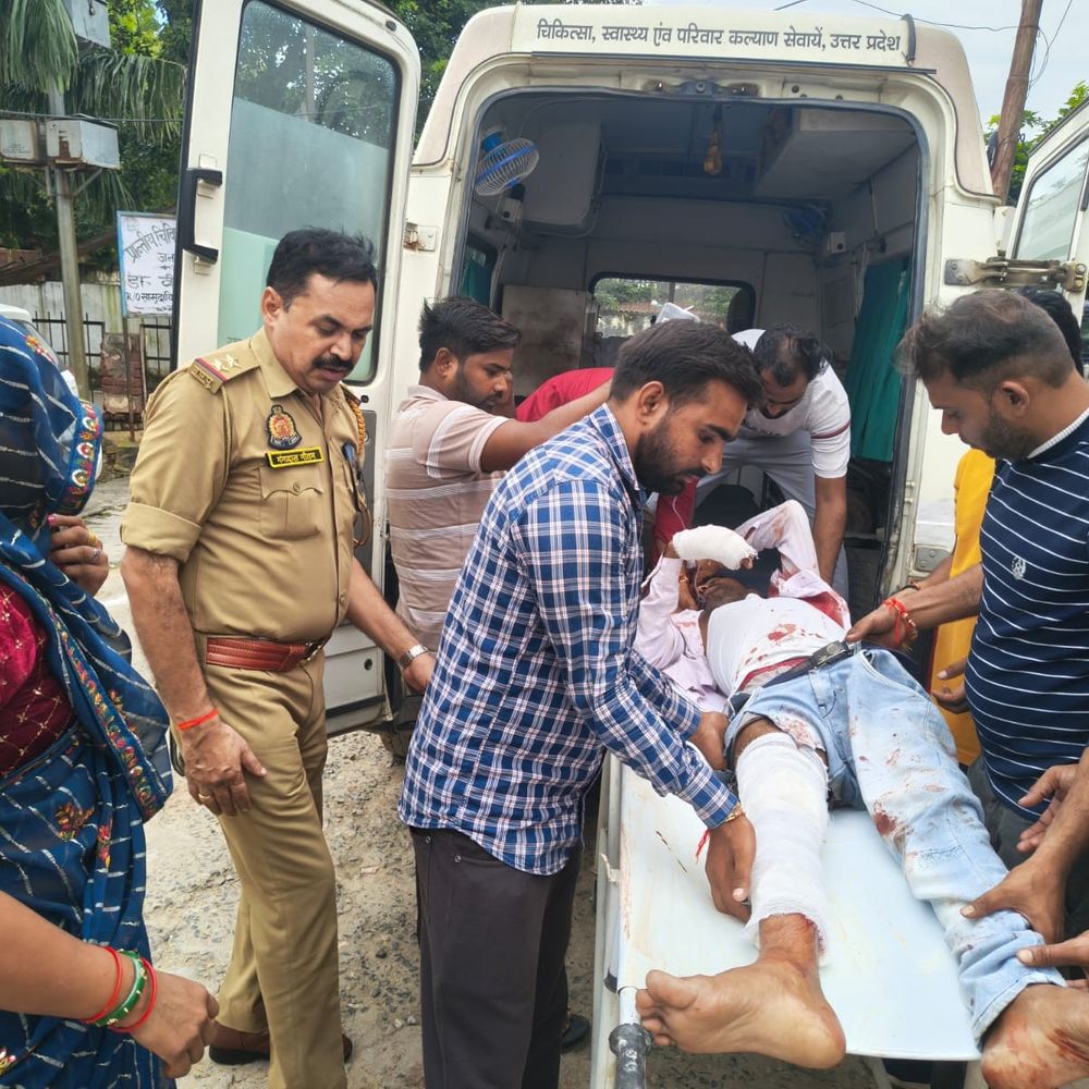 ब्रेजा ने बाइक में मारी टक्कर, 2 युवक गंभीर:औरैया में हुआ हादसा, कार छोड़कर चालक फरार