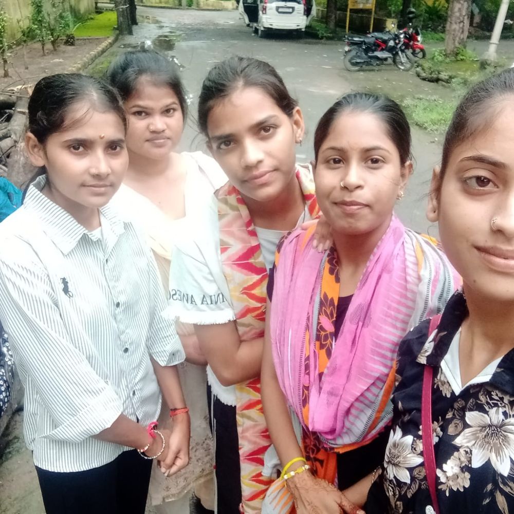 इटावा ITI की बेटियों को मिला रोजगार:कंपनी में ज्वाइनिंग के लिए रवाना, माता-पिता के साथ पहुंचीं; रिटायर्ड आर्मी पिता हुए भावुक