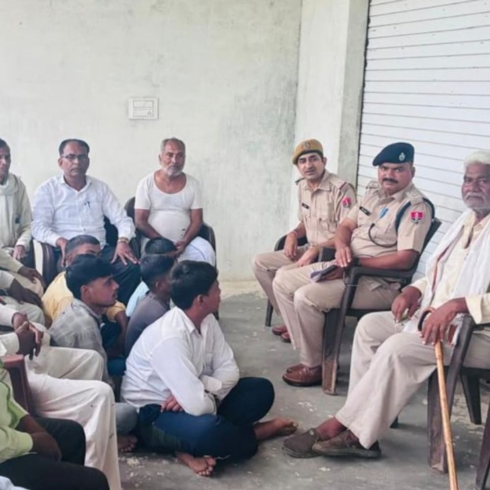 धौलपुर पुलिस ने साइबर ठगी रोकने के लिए अभियान चलाया:बैंक अधिकारियों संग गांवों में चौपाल लगाकर लोगों को किया जागरूक