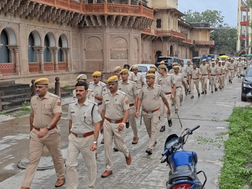 झालावाड़ पुलिस ने शहर में पैदल मार्च निकाला:शांतिपूर्ण मतदान के लिए लोगों से सहयोग की अपील, सुरक्षा का भरोसा दिलाया
