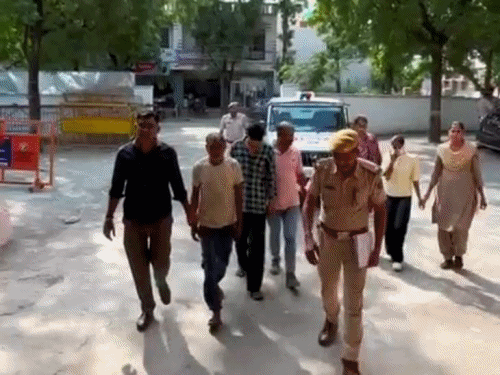 लूटेरी दुल्हन, दलाल समेत 3 आरोपी गिरफ्तार:युवक से शादी के नाम पर 1.91 लाख की ठगी, कोर्ट ले जाते समय दुल्हन को भगाया