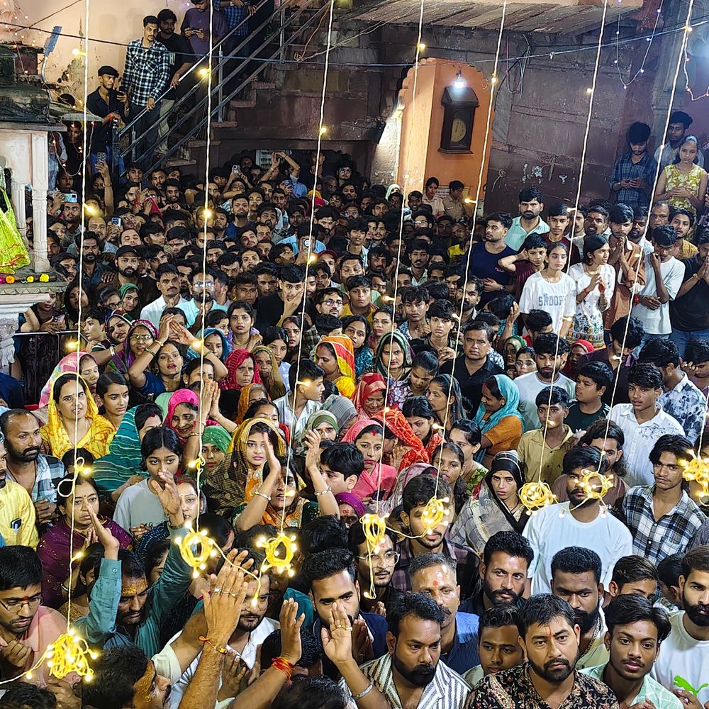 प्यारेरामजी मंदिर में तोप की गूंज के साथ ही श्रीकृष्ण के जयकारों से गूंज उठा शहर
