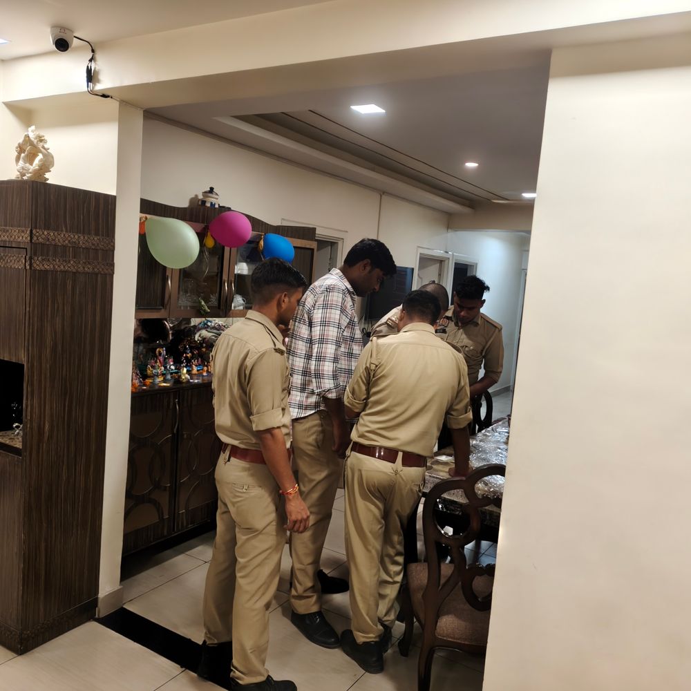 कानपुर में दवा व्यापारी की गला रेतकर हत्या:बेटा पत्नी के साथ पार्टी में गया था, वापस लौटा तो मिली लाश; नौकर पर शक